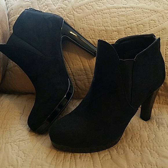 new directions Shoes - NWT Black Boots